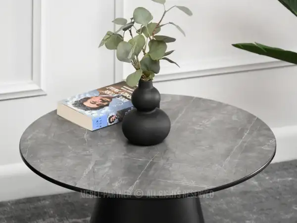 Klasyczna elegancja: okrągły stolik kawowy z marmurowym blatem i czarną nogą 